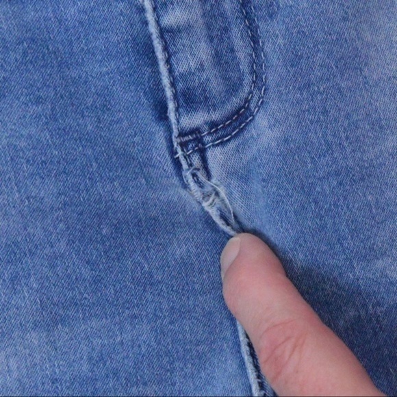 J& Joy Light Wash Skinny Jeans, Size 31/32 - Picture 10 of 16